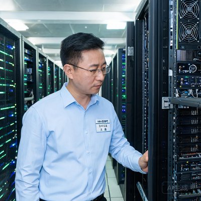 NBA直播吧技术总监王磊，在机房检查服务器设备